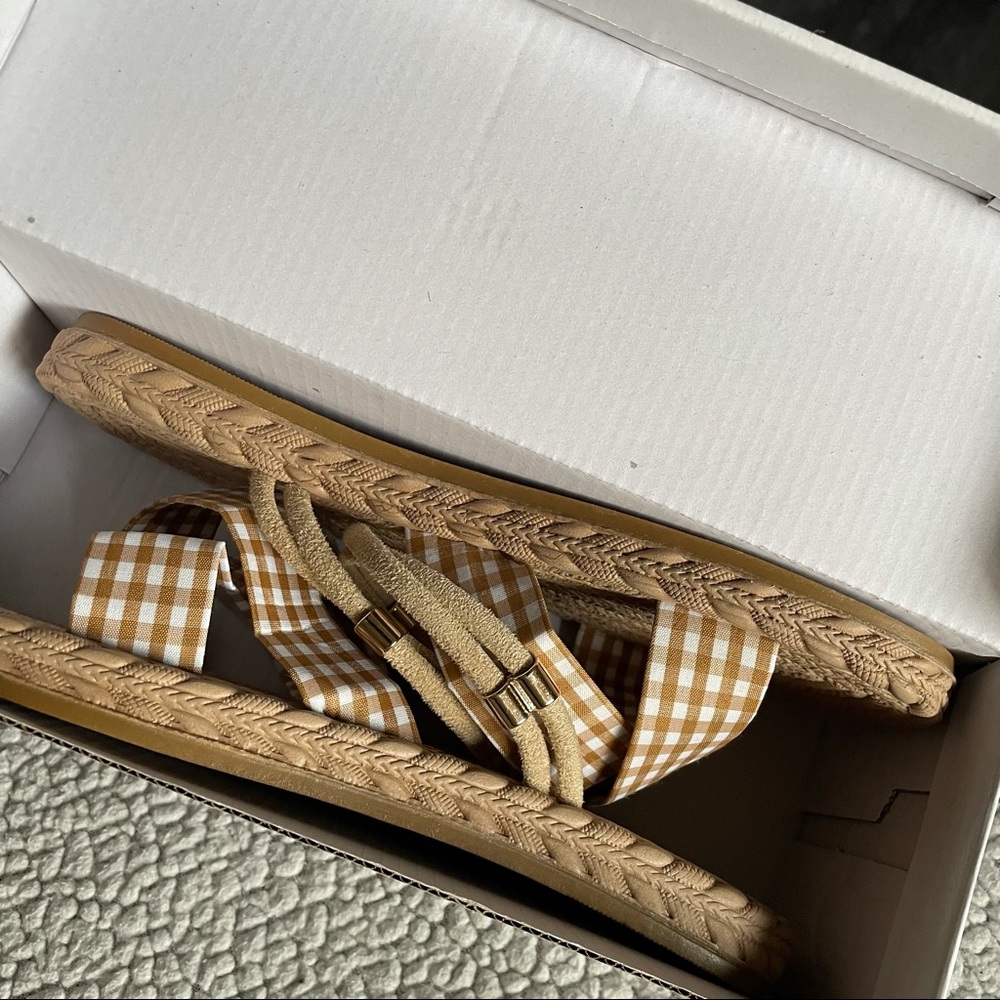 ✨Women’s Brown Plaid Sandals - NEW in Box!! 💌 - Picture 3 of 4